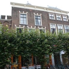 Pand met gevel met rechte kroonlijst, onderpui verbouwd