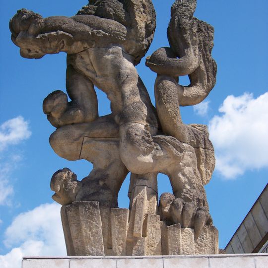 Socha Českého lva u Magistrátu v Mostě