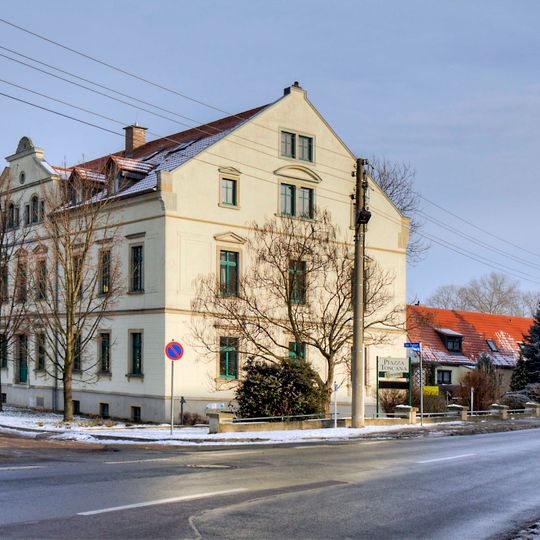 Herrenhaus und Torpfosten eines Stadtgutes Riesaer Straße 23