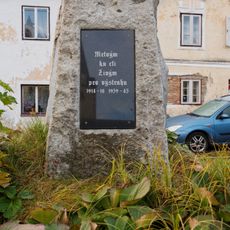 Pomník padlým v 1. a 2. světové válce v parku za městským úřadem v Rožmberku nad Vltavou