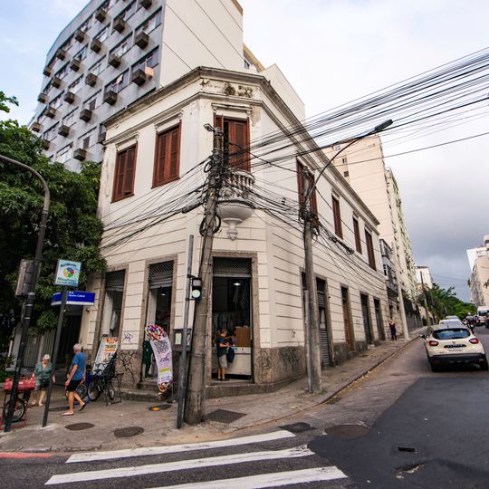 Edifício à rua Soares Cabral, nº 1