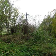 Kříž západně od Újezdce u lesa