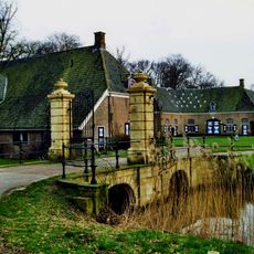 Schoonheten: toegangsbrug met balustrade, hekpijkers en sierhek