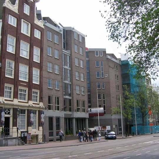 Pand met pilastergevel onder hals met fronton