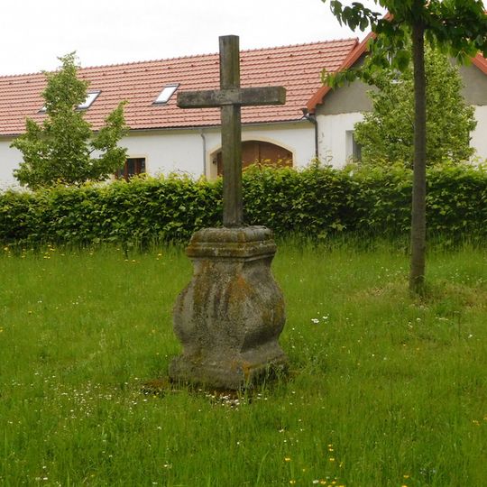 Kříž u kostela v Senožatech