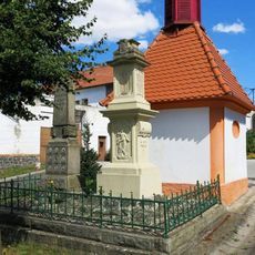 Sokl původní sochy Panny Marie u kaple v Chrabercích