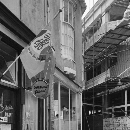 Pand met gepleisterde gevel met erkers