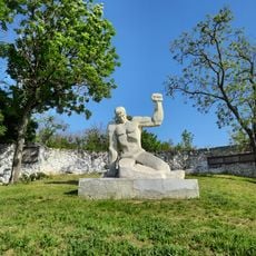 Monument la mormântul comun al 12 ostași căzuți în 1944