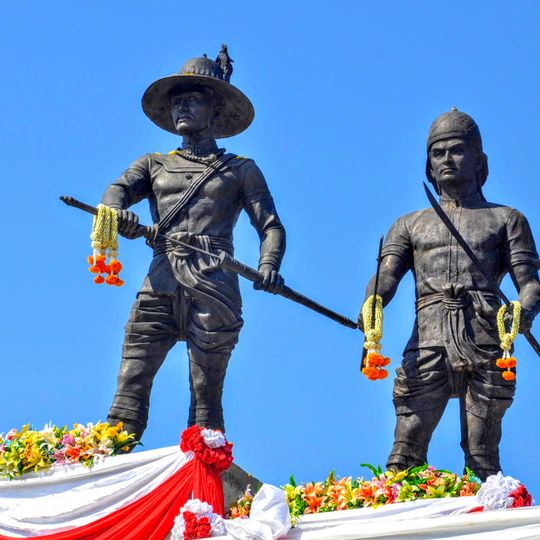 Statues of King Taksin and Phraya Phichai Dap Hak in Wat Khung Taphao