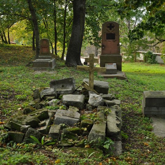 Cmentarz prawosławny Na Górce z częściowo zachowanym murem cmentarnym