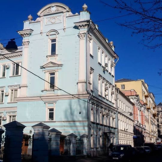 Жилой флигель с хозяйственным корпусом