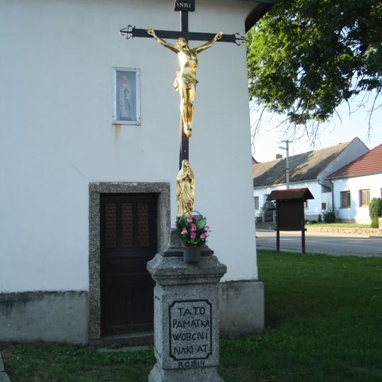 Kříž u kaple sv. Faustiny v Dolních Heřmanicích