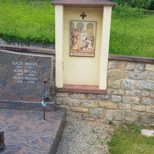 Kreuzweg in der Friedhofsmauer