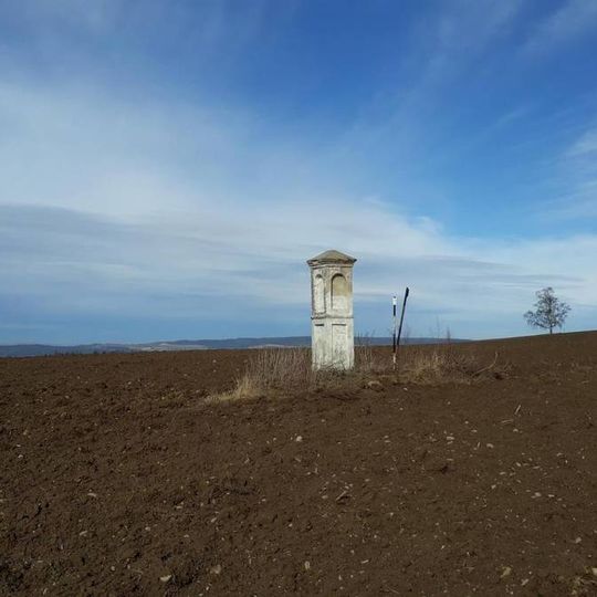 Kaplička v poli východně od Radenína