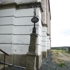 Kříž u kostela svatého Petra a Pavla v Borovnici