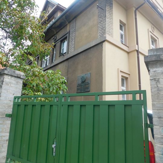 Pamětní deska Bohuslava Vrbenského na domě Na Šafránce 1795/4 v Praze