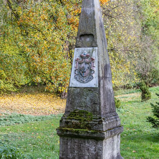 Sloup se znakem Colloredo-Mansfeld u myslivny Mochov