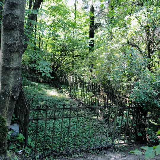 Cmentarz wojenny z I wojny światowej , łącznie z alejką prowadzącą na cmentarz