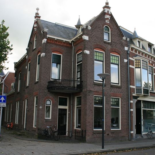 Brugwachterswoning, politiebureau en brandweerpost in eclectische stijl