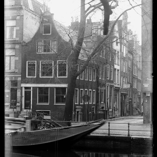 Koets/pak/woonhuis met ingezwenkte halsgevel