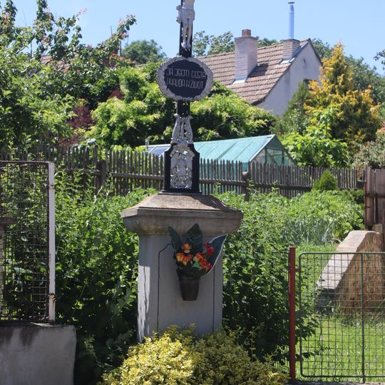 Kříž na jižním okraji Březníka