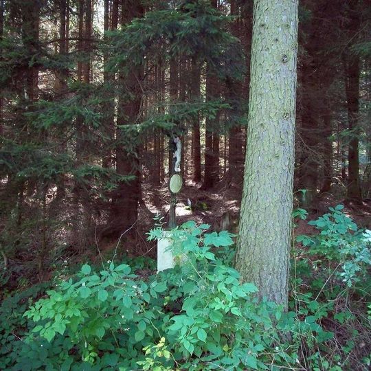 Kříž východně od Drunčí v lese