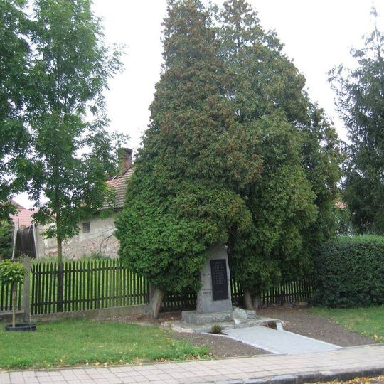 Pomník padlým ve středu Újezdu u Sezemic