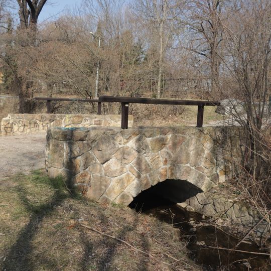 Most přes náhon Rokytky u Počernického rybníka u čp. 445