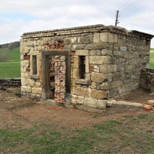 Kaple za kostelem v Lobendavě