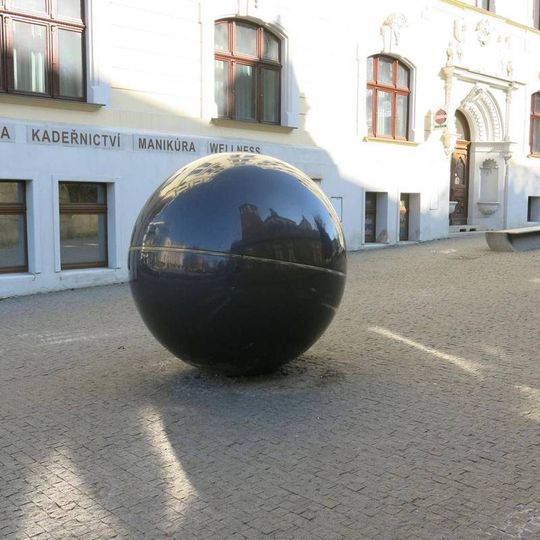 Plastika Koule v Gutenbergově ulici v Liberci