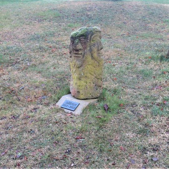 Pomník první zmínky o vsi na návsi v Dřínově