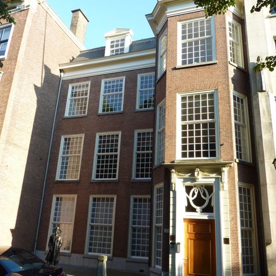 Pand met gevel met naar voren springende ingangspartij in Lodewijk XVI stijl