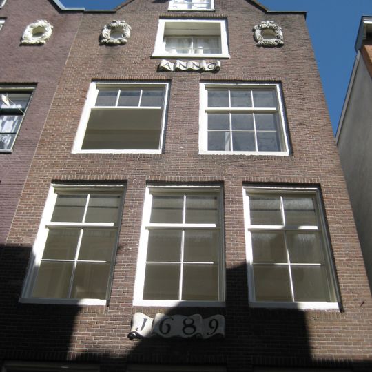 Pand met gevel waarvan de top later is gewijzigd in een punt