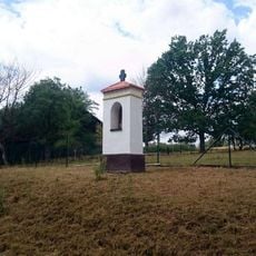 Kaplička jihozápadně od Odlochovic