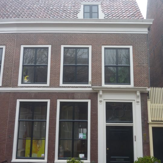 Pand met gevel met rechte kroonlijst, onder een zadeldak met het nr 27