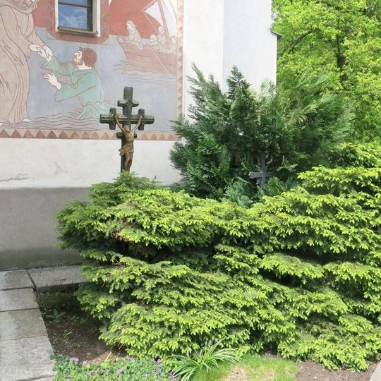Kříže u východní zdi kostela svaté Kunhuty v Novém Městě na Moravě