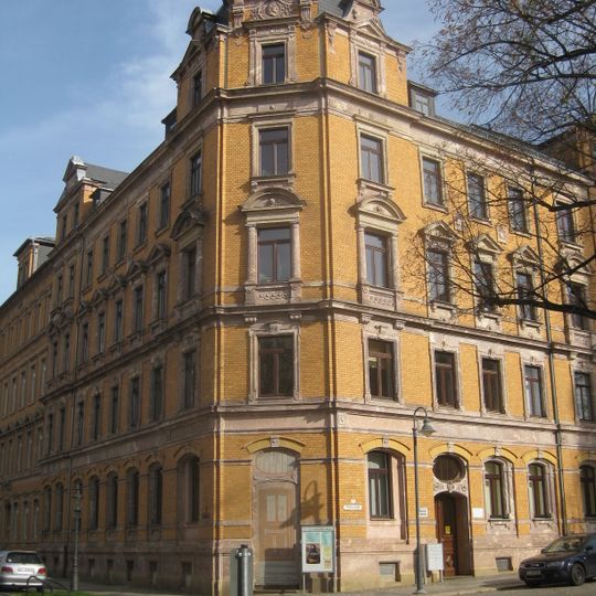 Mietshaus und Pfarramt in geschlossener Bebauung in Ecklage Pestalozzistraße 1
