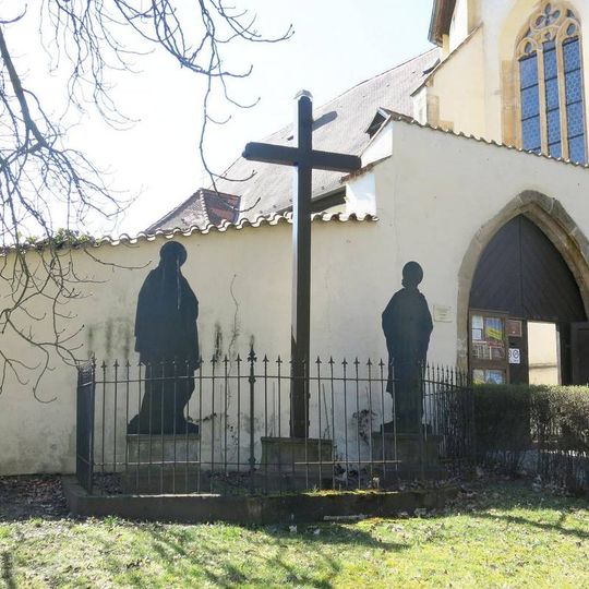 Kříž u brány do kláštera v Kadani