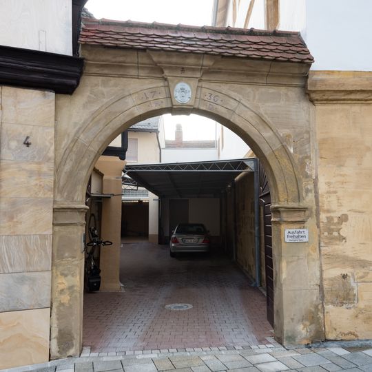 Hoftor Marktplatz 4 in Hallstadt