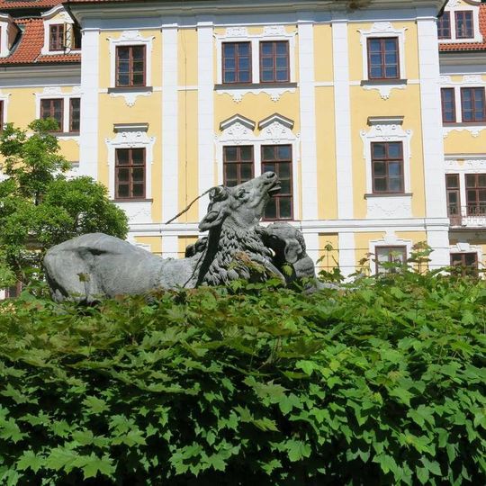 Sousoší jelena se psy v parku naproti zámku v Chlumu u Třeboně