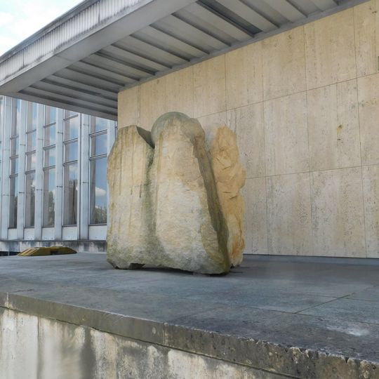 Kamenná plastika u domu kultury