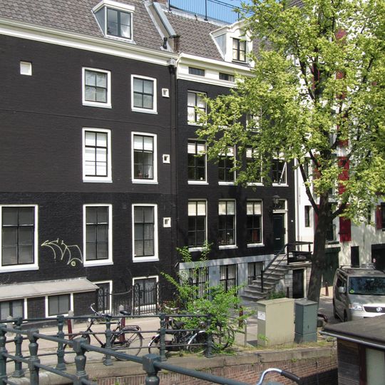 Pand met vierraamsgevel onder rechte lijst en dwars dak waarin getoogde dakkapel