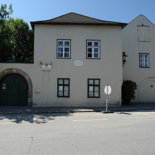 Hugo-Wolf-Haus, Montserrater Hof