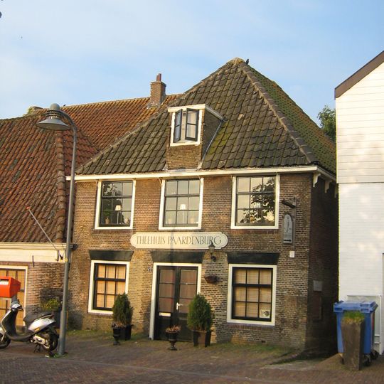 Theehuis "Paardenburg" met woning. Pand met gevel met rechte kroonlijst, hoog dak, gemetseld dakvenster