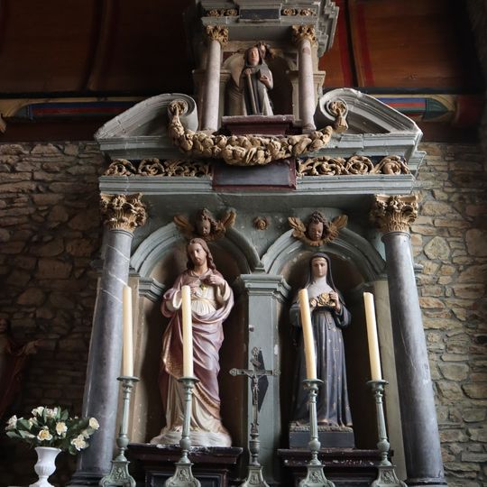 Groupe d'objets à Javené