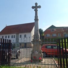 Soubor pilíře, pilíře s křížem a podstavce se sochou Ukřižování