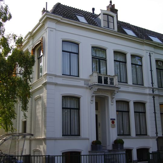 Gepleisterd statig herenhuis