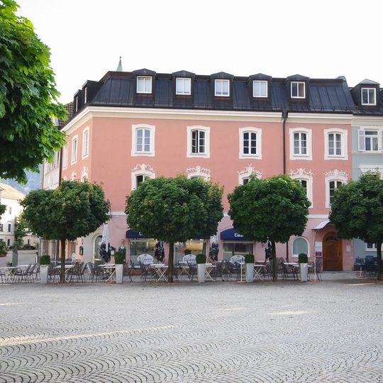 Wohn- und Geschäftshaus