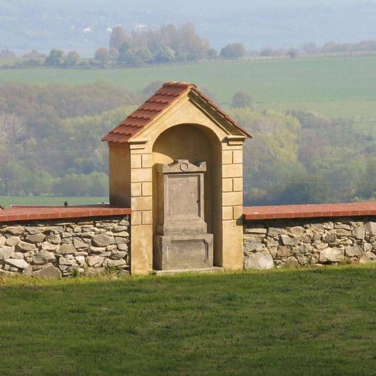 Výklenková kaplička v ohradní zdi kostela v Bořislavi