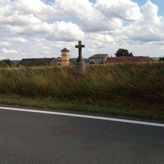 Kříž severně od Roučkovic u silnice